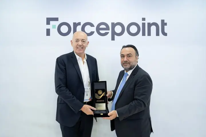 Forcepoint receives its award on the Forcepoint stand