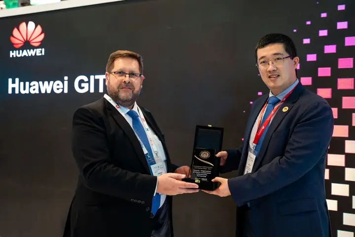 Huawei receives the Innovative Collaborations and Partnerships award on the Huawei stand at GITEX