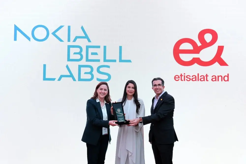 Nokia Bell Labs and e& receive their joint award on stage