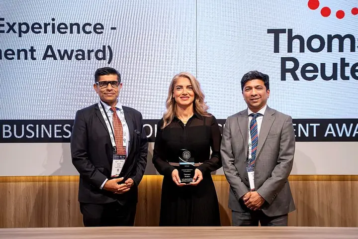 Thomson Reuters receives the Software CX Excellence award on stage